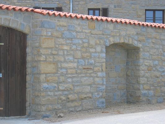 Obnovljen dvoriscni zid Topolovec opt