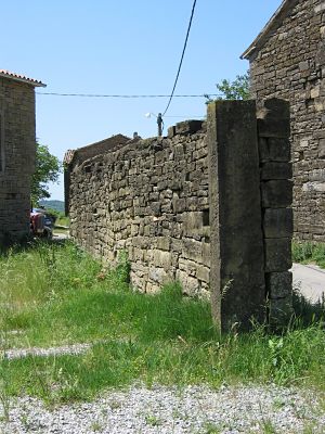 Star dvoriscni zid v Topolovcu opt