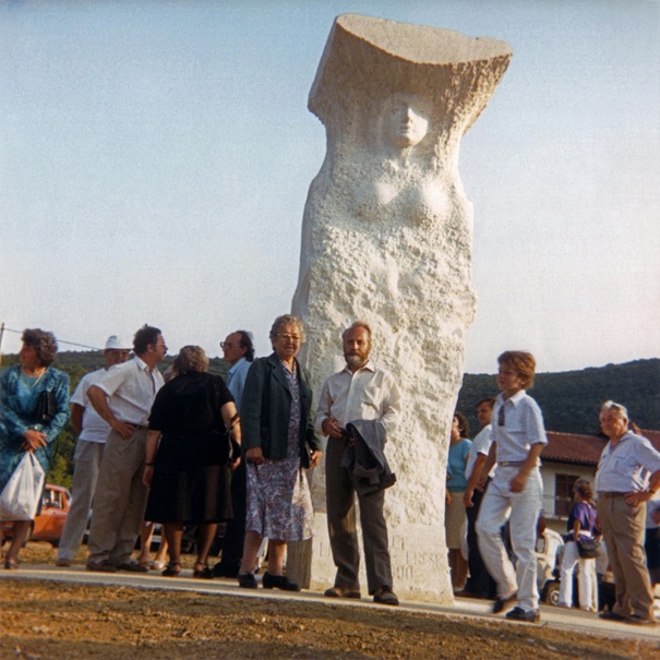 Pohlenov kip Šavrinke v Hrastovljah