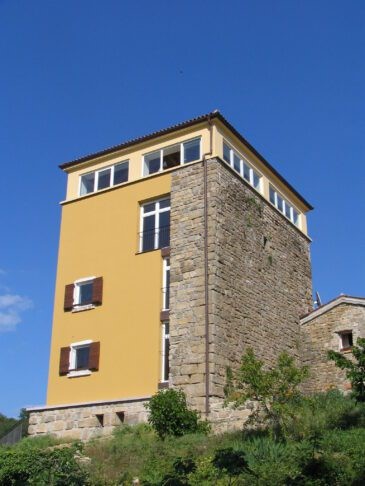 Obnovljeni stolp v Glemu