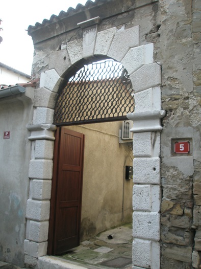 Stranski vhod v rezidenčno stavbo
