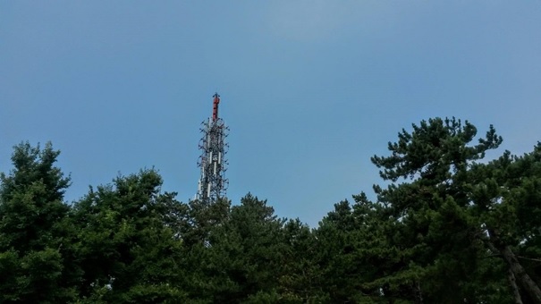 Od daleč viden antenski stolp na Tinjanu