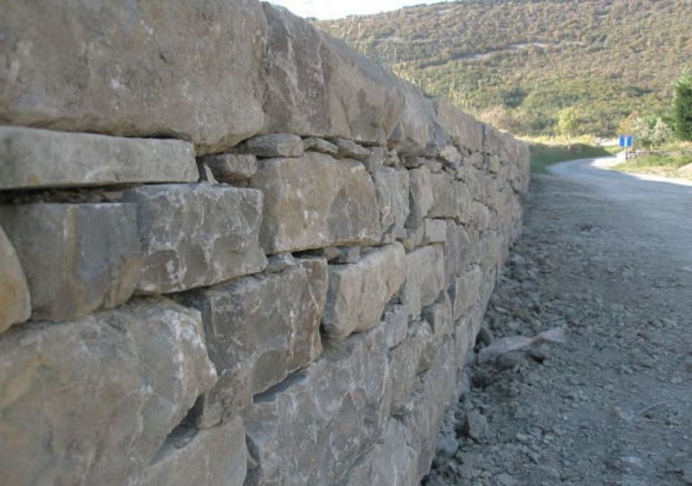 Kako imenujemo kraške kamnite zidove?