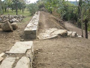 Gradnja suhega zida  na kmetiji Medljan