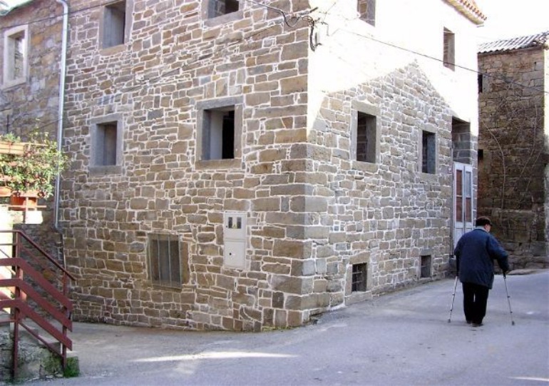 Prenova kamnite hiše v Koštaboni